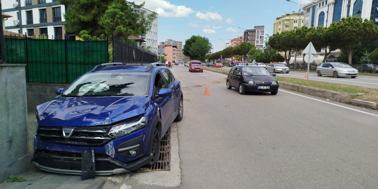 Duvara çarpan otomobilin sürücüsü yaralandı