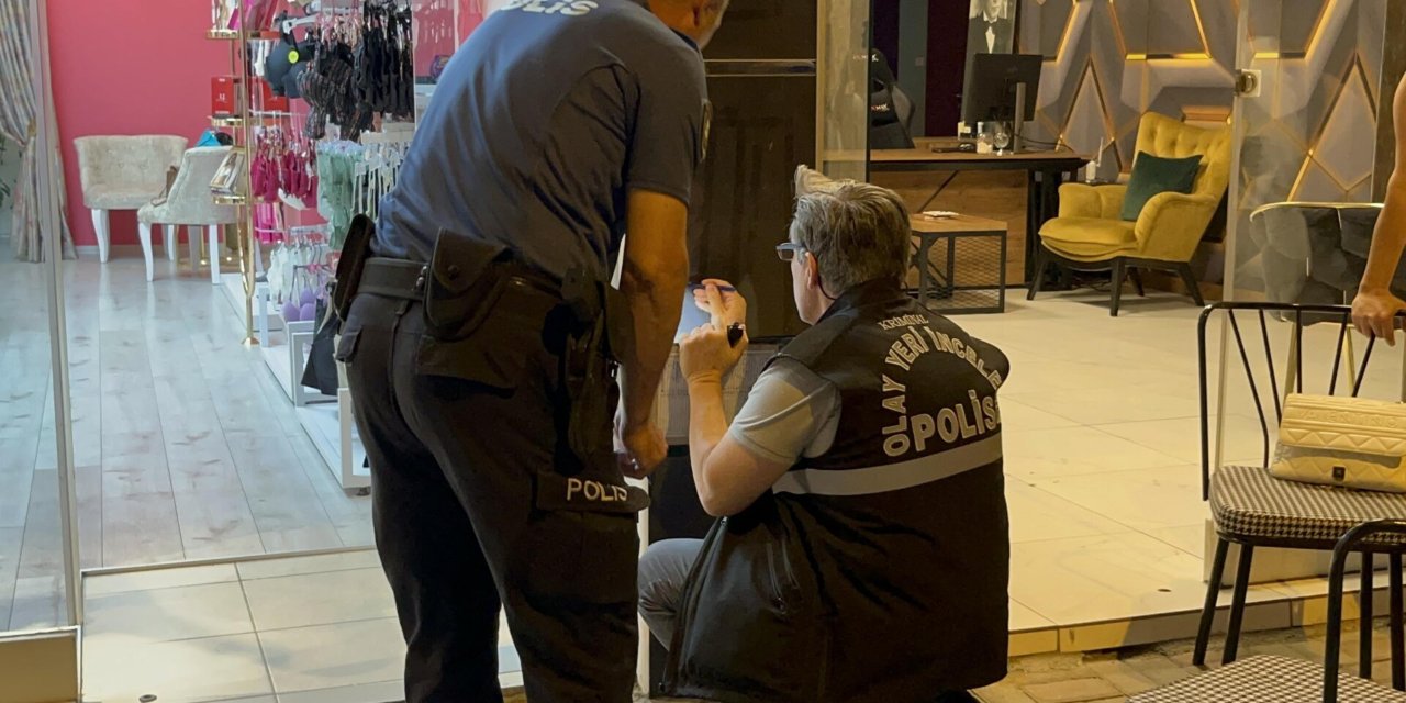 Silahlı saldırıdan şans eseri yara almadan kurtuldu; olay anı kamerada