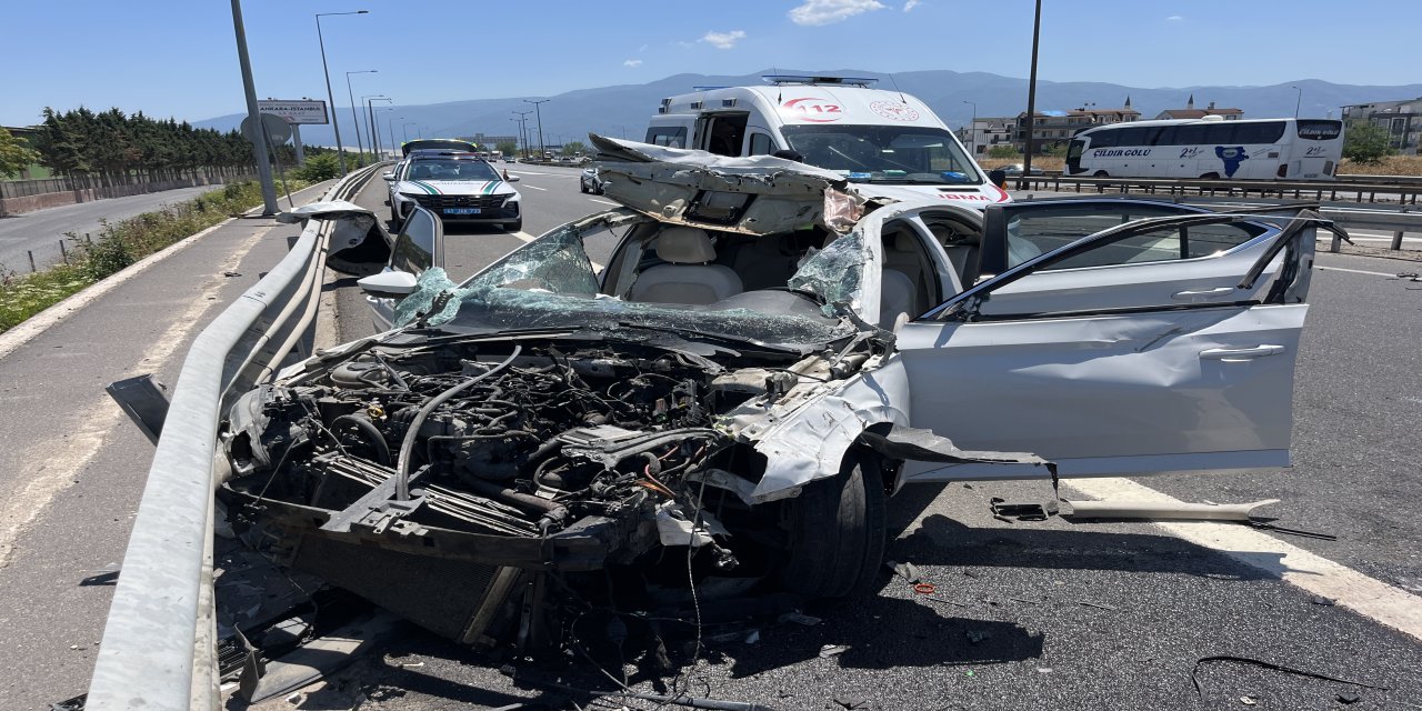 Kocaeli - Bariyere çarpan otomobil hurdaya döndü: 4 yaralı