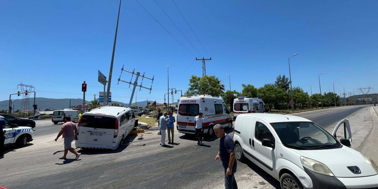 Fethiye'de minibüs ve hafif ticari araç çarpıştı: 12 yaralı