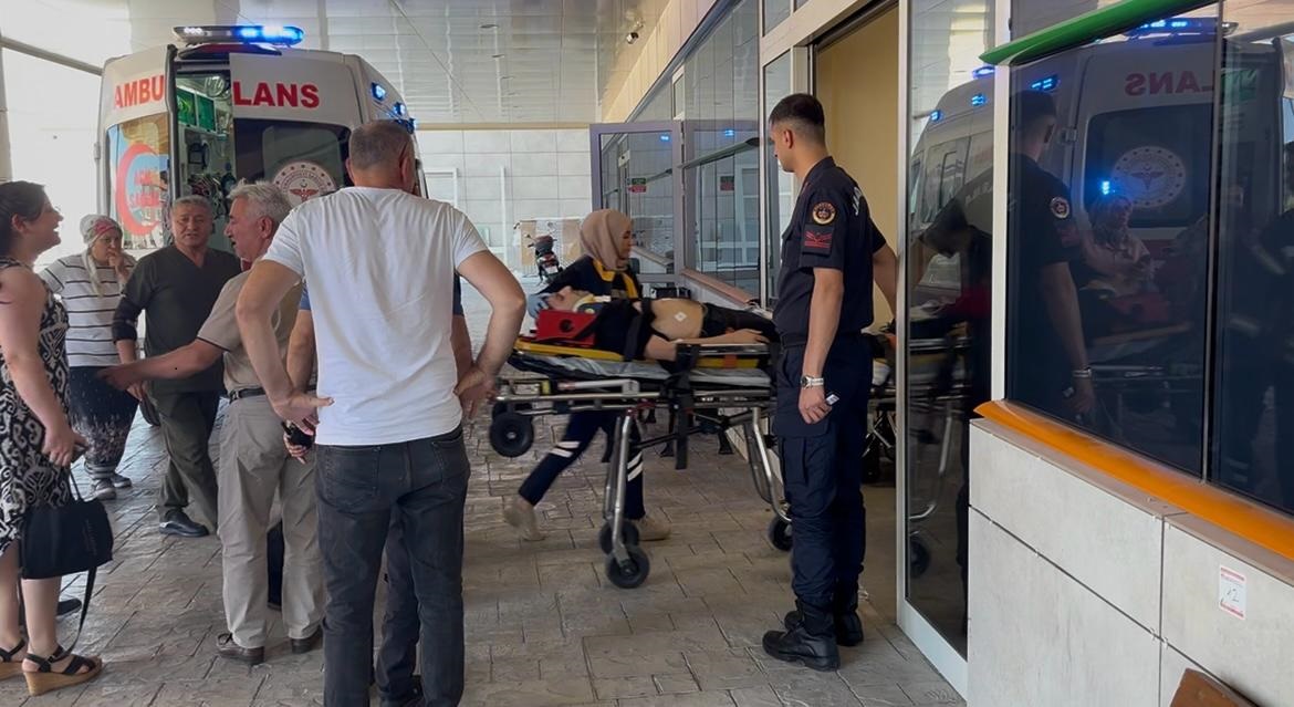 Çınar ağacının kırılan dalının altında kalan 3 kişi yaralandı