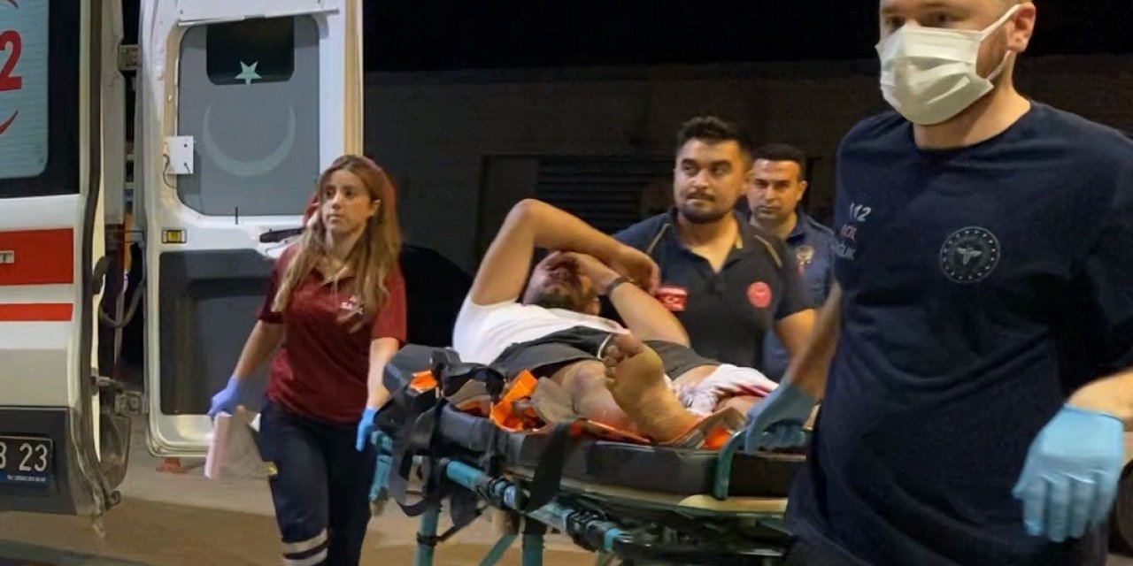 Yol kenarında alkol alırken, otomobille gelen kişi tüfekle yaraladı