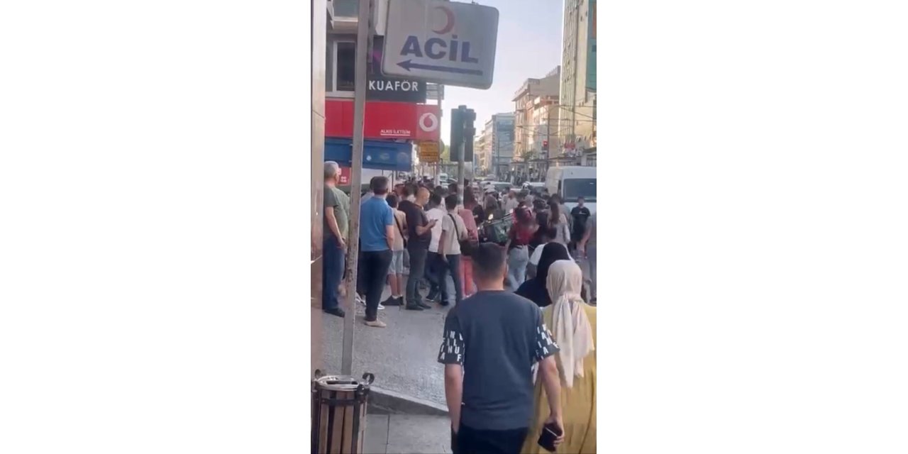 İstanbul - Sultangazi’de denetim yapan polis ekibine bıçak çeken şüpheli, kovalamaca sonrasında yakalandı