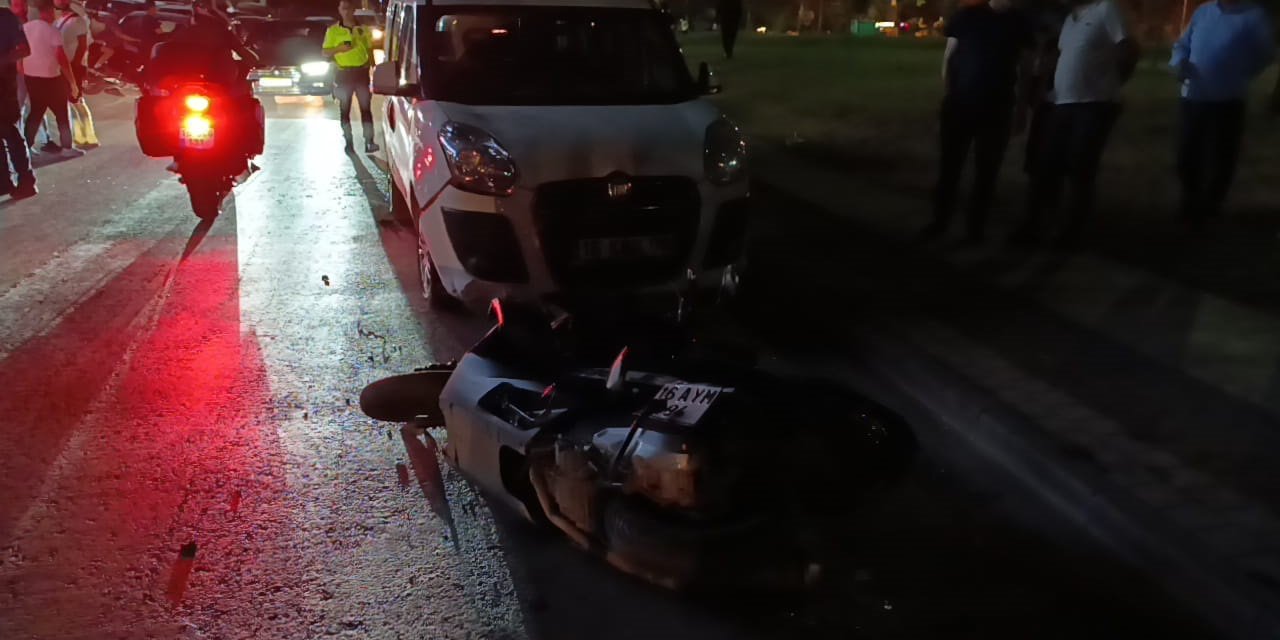 Alkollü sürücü yol verme tartışmasında 1 motosiklet ve 3 araca çarptı; kaza anı kamerada