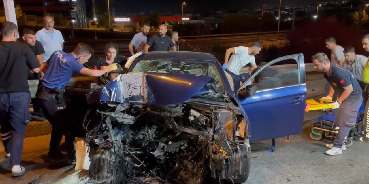 Sultanbeyli’de otomobil duvara çarptı; sıkışan 2 yaralıyı itfaiye kurtardı