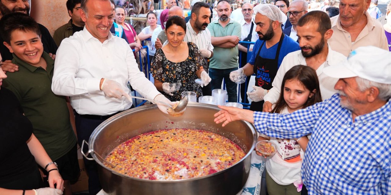 Sancaktepe'de, üç farklı noktada aşure dağıtıldı
