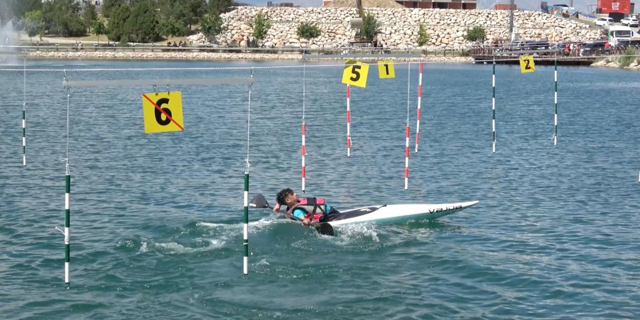 Kanoculara Ardıçlı Gölü'nde eğitim, Karasu'nun coşkun suyunda uygulama