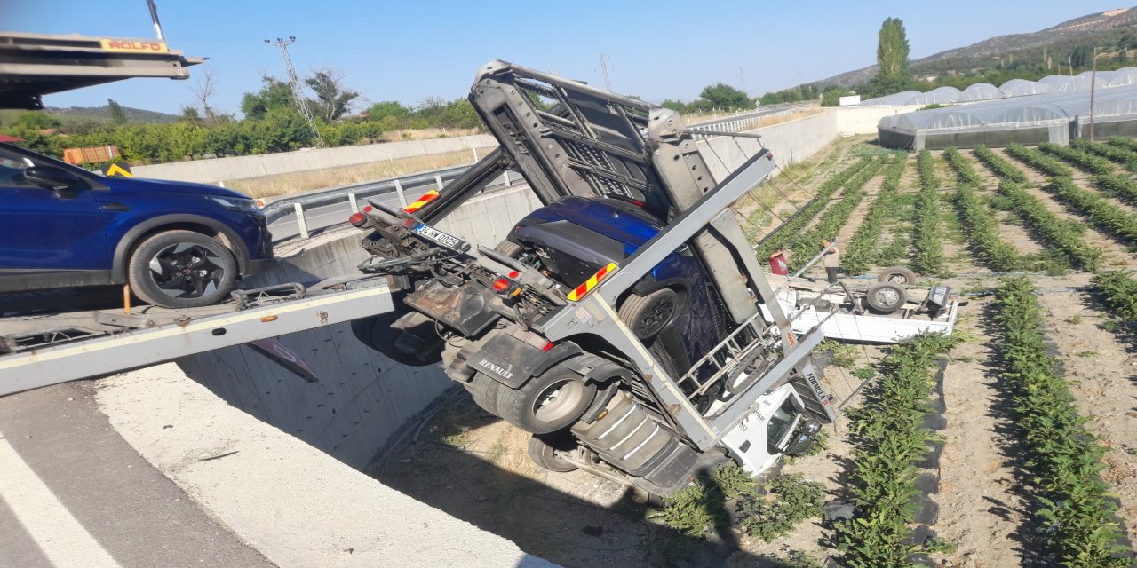 Çarpışan TIR ile kamyonet tarlaya uçtu; 2 yaralı