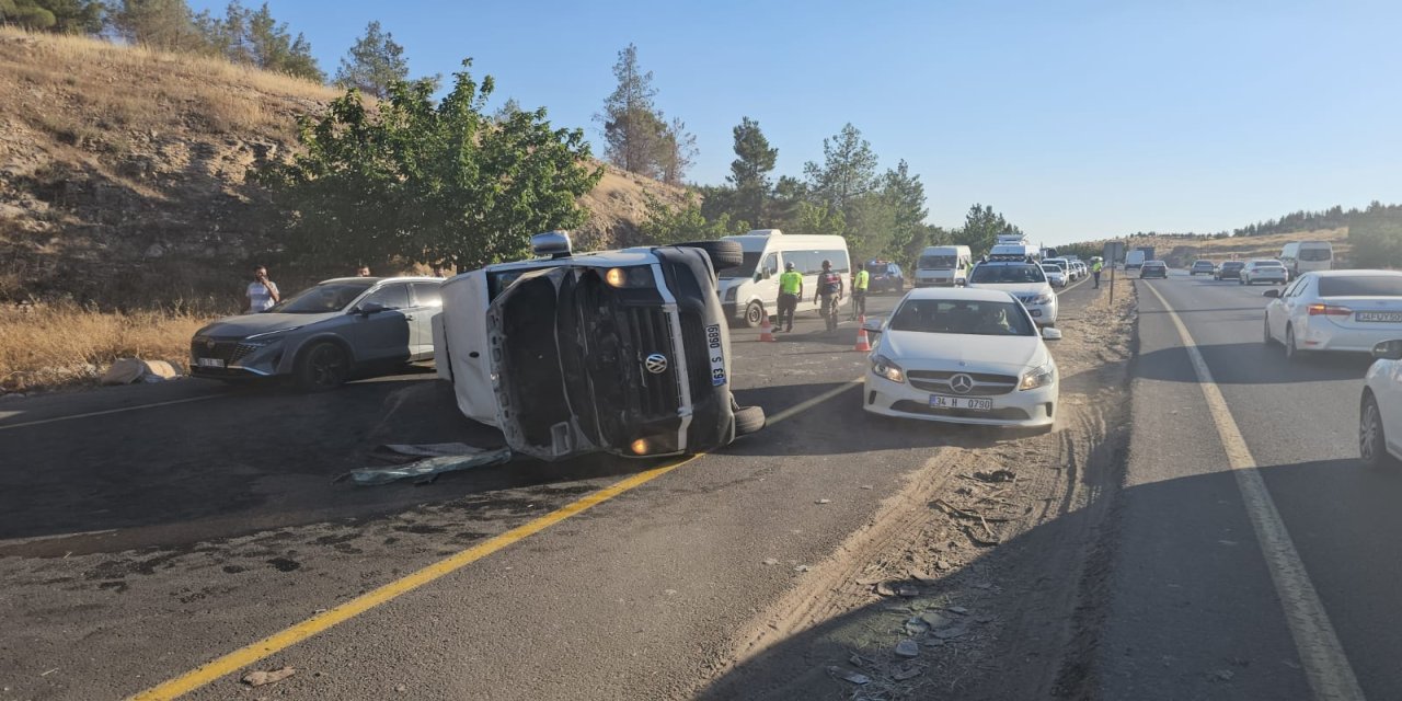 Şanlıurfa’da otomobil ile servis minibüsü çarpıştı: 13 yaralı