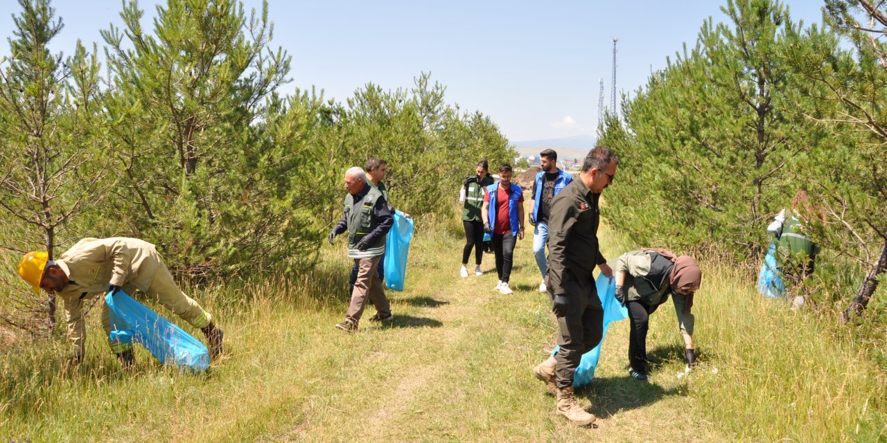 Yangınlara Karşı Farkındalık Oluşturmak İçin Ormanda Çöp Topladılar
