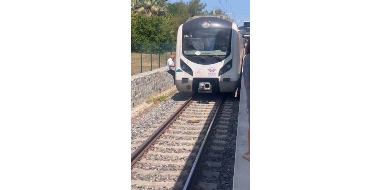 İstanbul- Bakırköy'de raylarda duran yavru kediyi fark eden makinist treni durdurdu