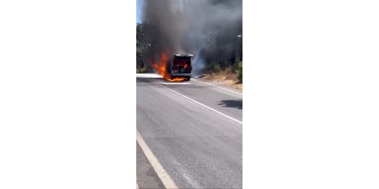 İstanbul- Maltepe'de hafif ticari araç alev alev yandı