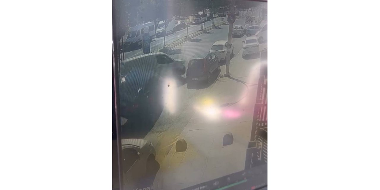 İstanbul- Sultangazi'de yasak noktadan 'U' dönüşü yapan hafif ticari araca otomobil çarptı: 2 yaralı