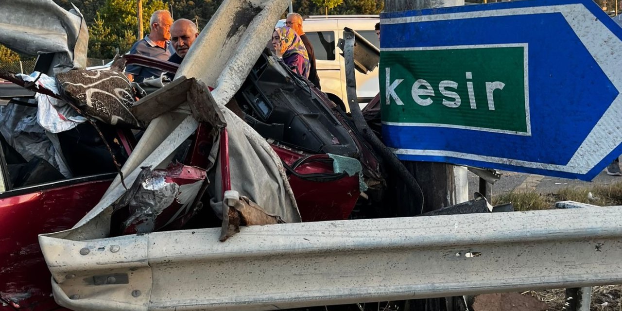 Bursa’da bariyerlere çarpan otomobilin sürücüsü öldü