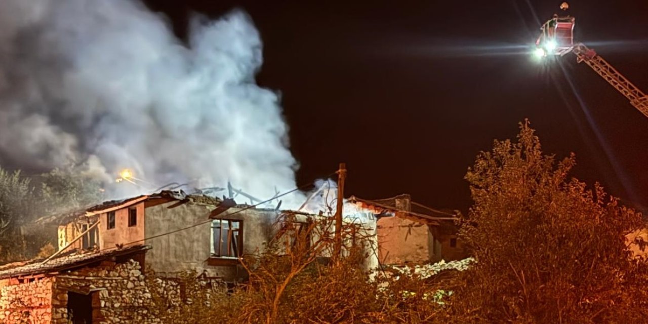 Bursa’da ahşap ev çıkan yangında küle döndü