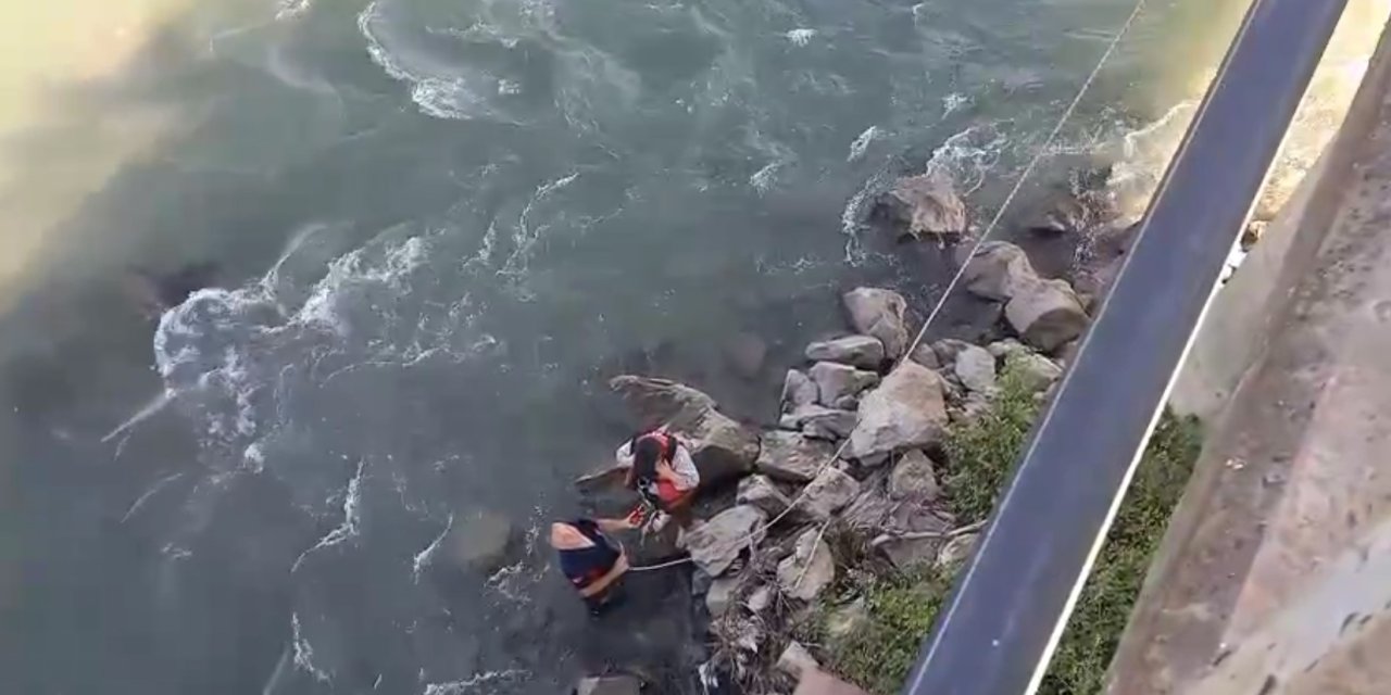 Baraj kapağı açılınca çayda mahsur kaldı