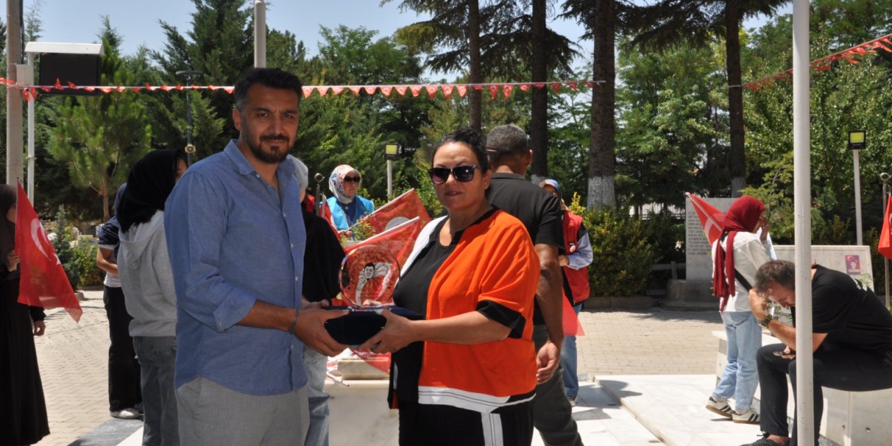 Şehit Ömer Halisdemir Anısına 750 Kilometre Pedal Çevirip Şehit Toprağını Kabrine Ulaştırdı