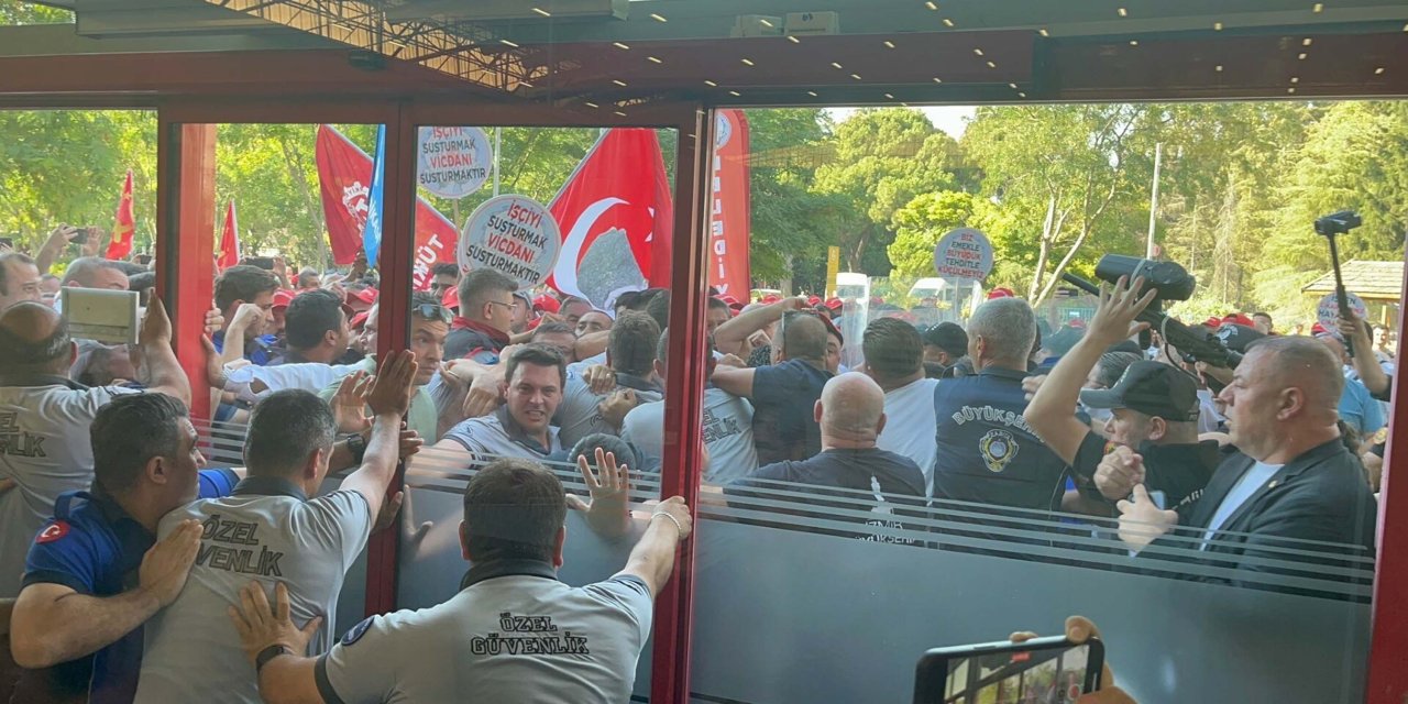İzmir'de İşten Çıkarılanların Eylemi 6'ncı Gününde; Meclis Önünde Arbede Çıktı