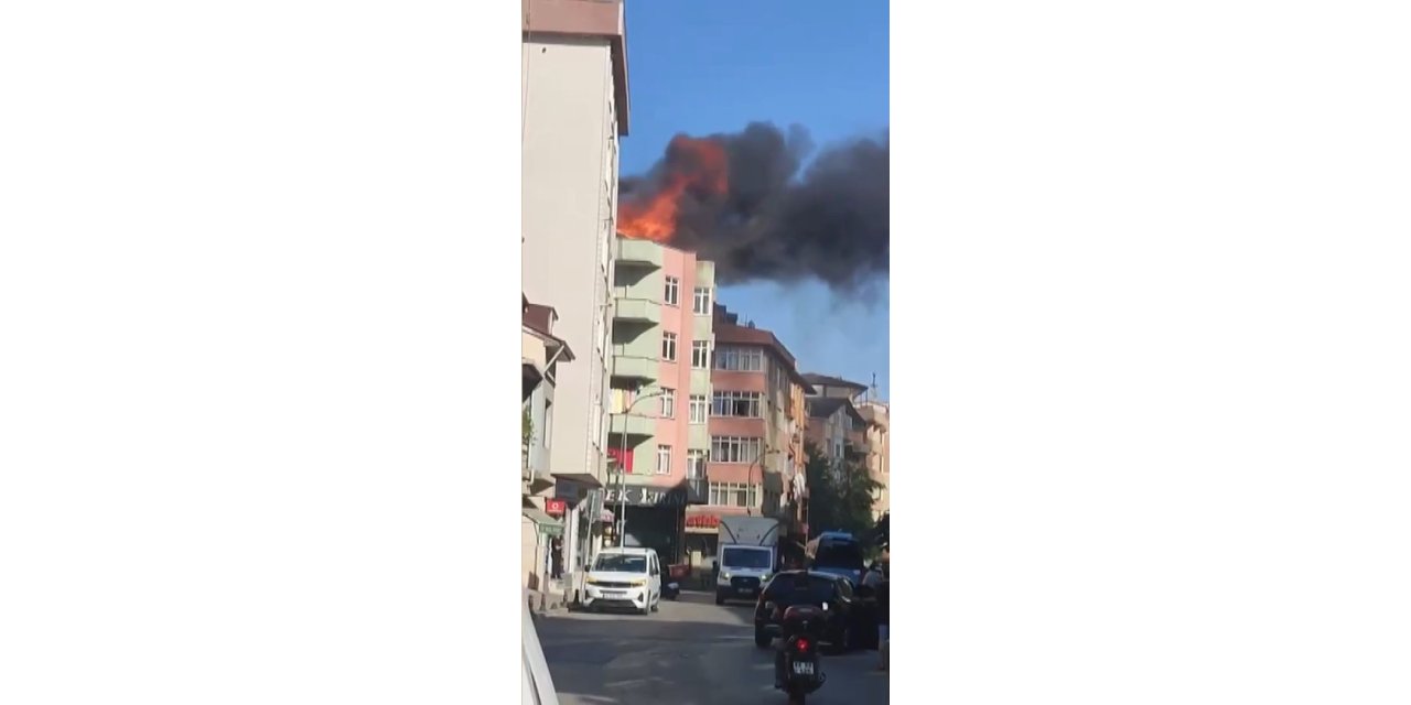 İstanbul- Pendik'te 4 Katlı Binanın Çatısı Alev Alev Yandı