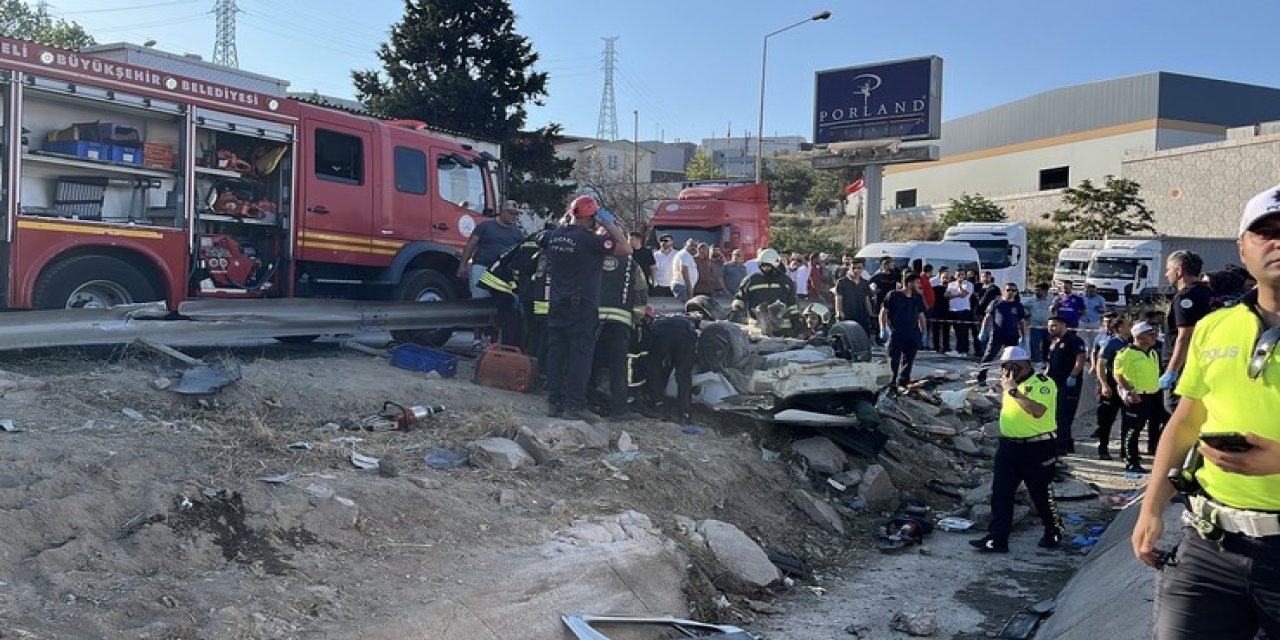 Kocaeli’de iki otomobil ve TIR çarpıştı; 5 ölü, 1 yaralı