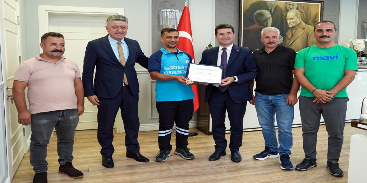 Başkan Kaya, Örnek Davranış Sergileyen Personele Teşekkür Belgesi Verdi