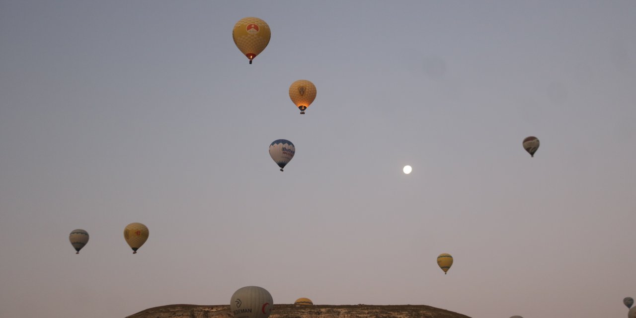 Sıcak Hava Balonları, Türk Bayrağı Ve Şehit Ömer Halisdemir Posteri İle Havalandı