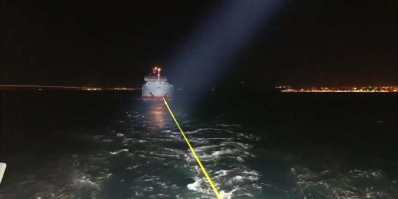 Çanakkale Boğazı'nda arızalanan gemi, römorkörle yedeklenerek demirletildi