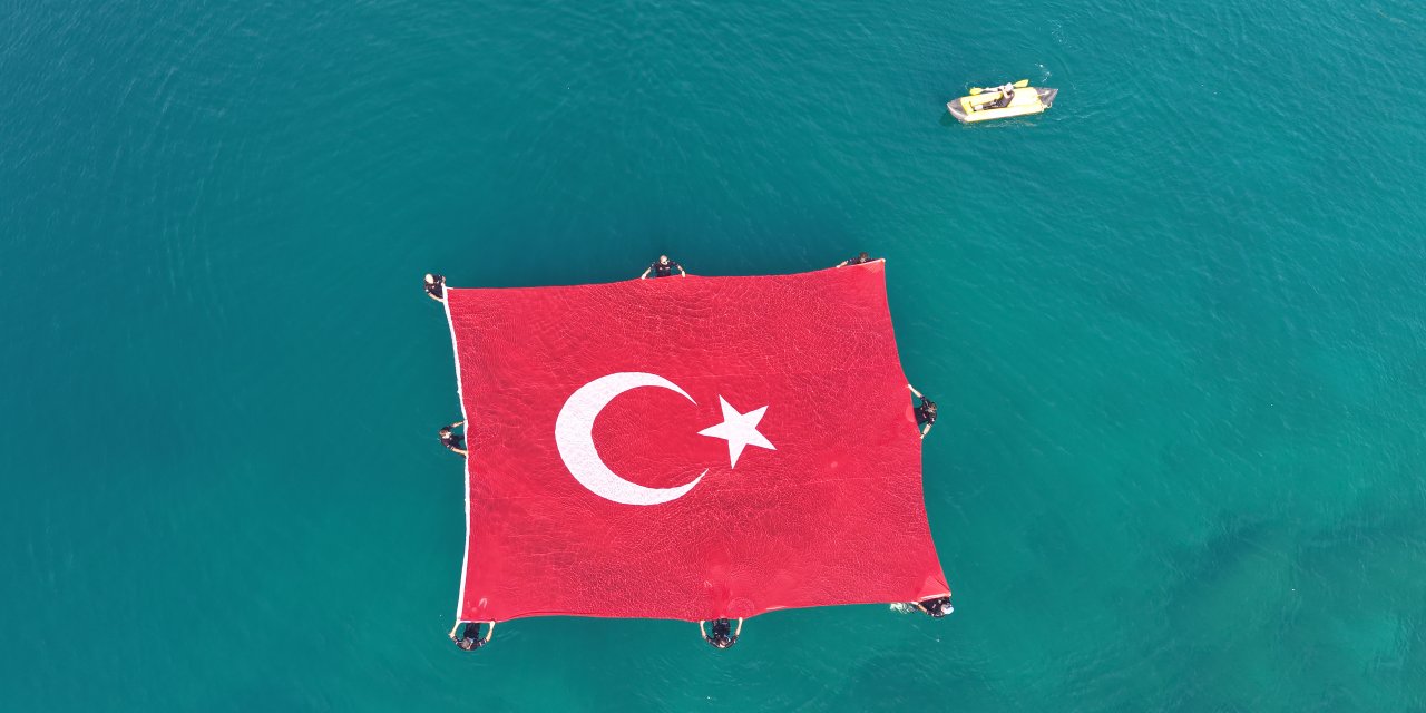 Denizde Türk Bayraklı '15 Temmuz' Farkındalığı