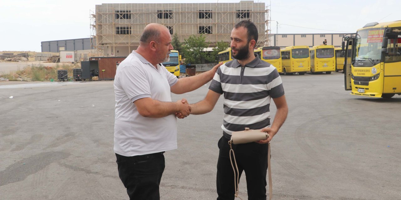 Otobüs Şoförü, Aracında Unutulan İçinde Para Ve Altın Olan Çantayı Sahibine Ulaştırdı