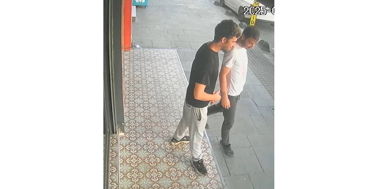 İstanbul - Sultangazi'de biri bekledi diğeri çaldı; telefon hırsızlığı kamerada