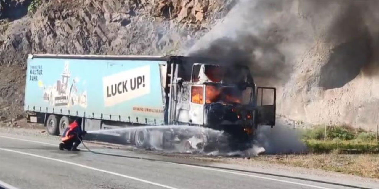 Artvin'de seyir halindeki tır alev alev yandı