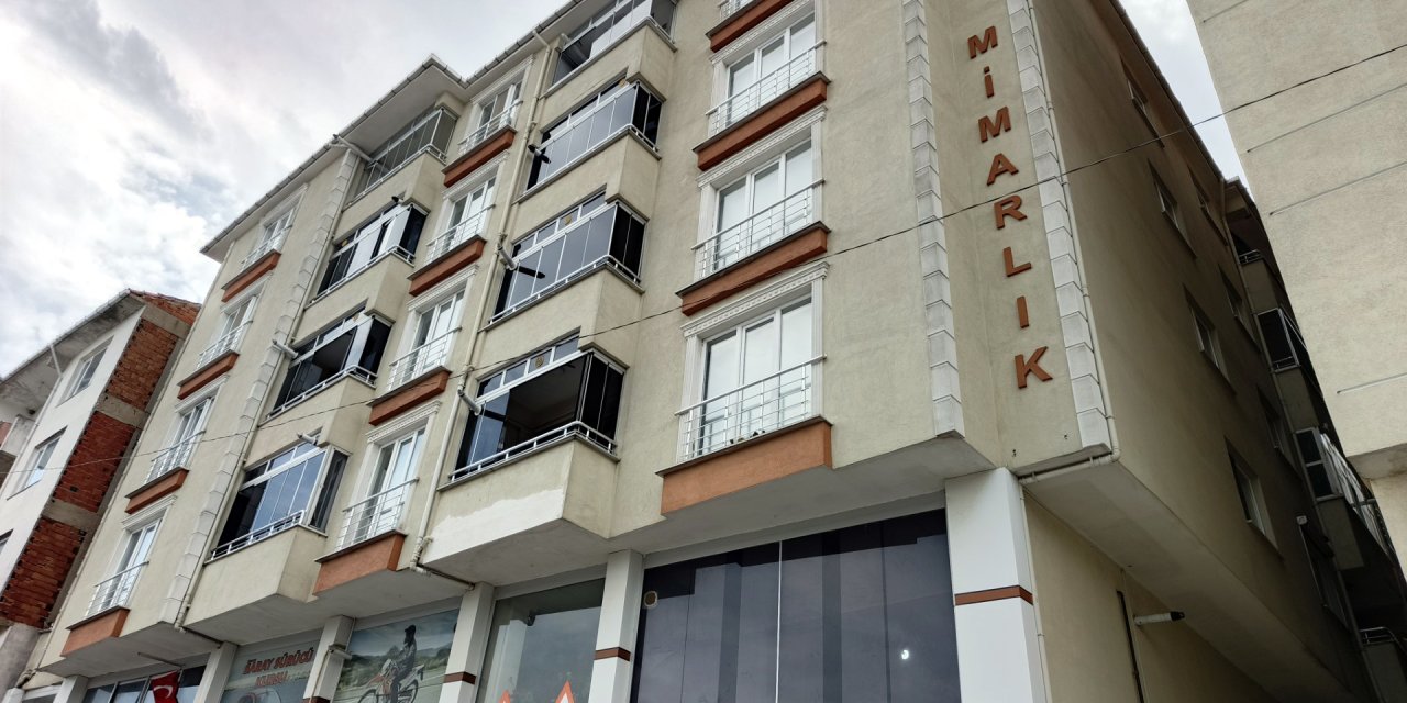 Boşanma aşamasındaki eşini boğazından bıçaklayarak ağır yaraladı