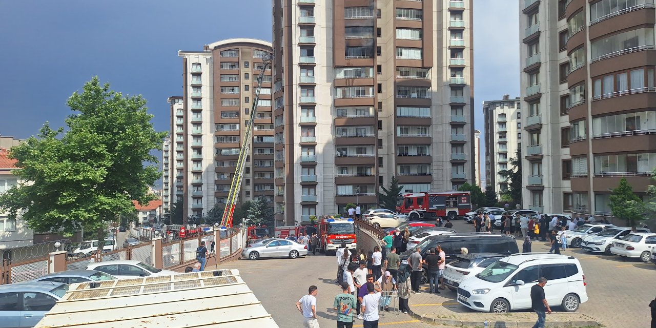 Ankara'da 14 katlı binada yangın; mahsur kalan anne ve oğlu kurtarıldı
