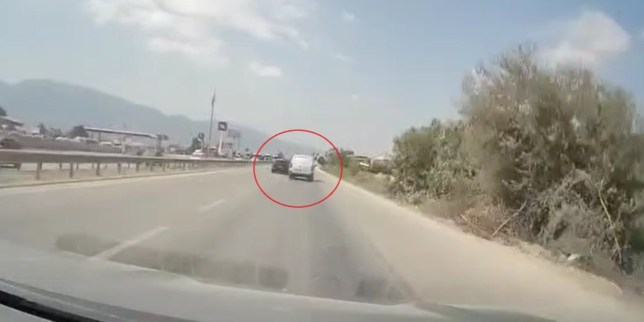 Yanından hızla geçen araç nedeniyle sürücüsünün ani manevra yaptığı otomobil devrildi