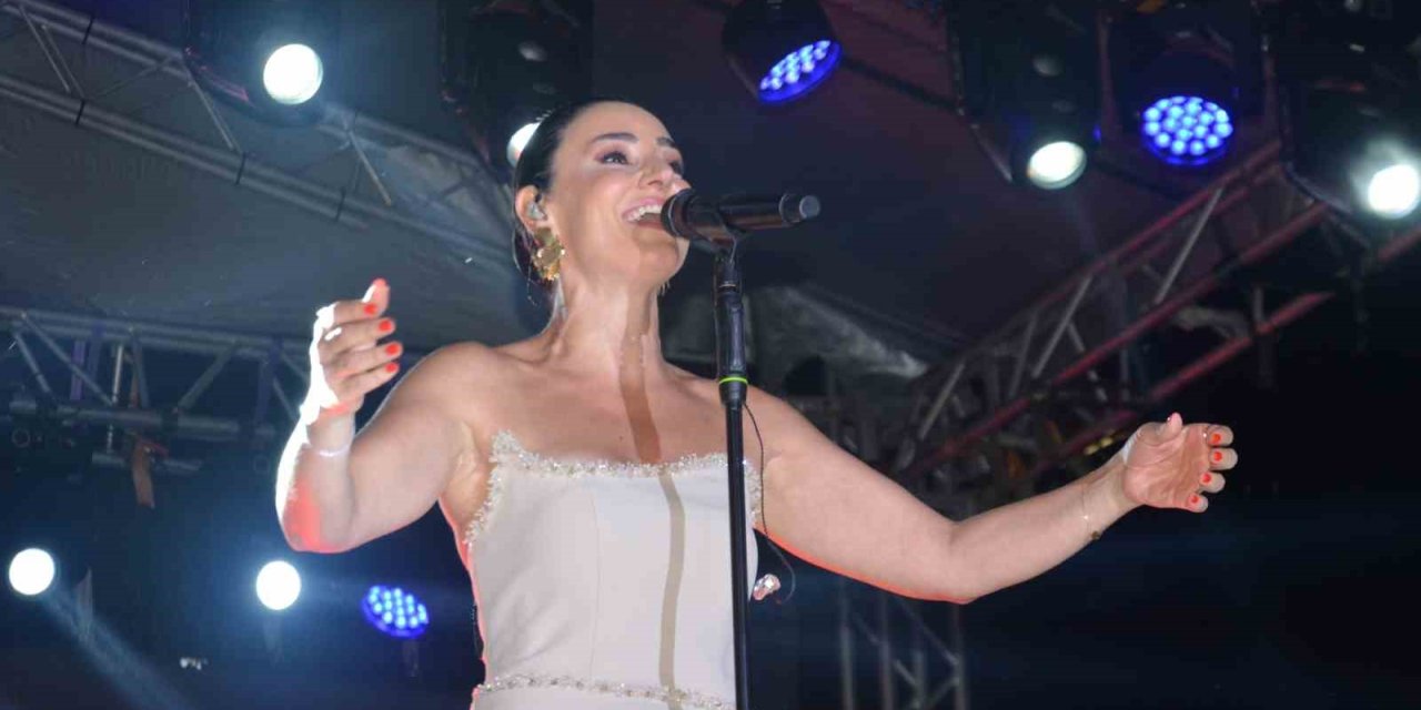 Ordu’da Sevcan Orhan rüzgarı esti: "Müziğine, kültürüne, memleketine sahip çıkan insanın sırtı yere gelmez"