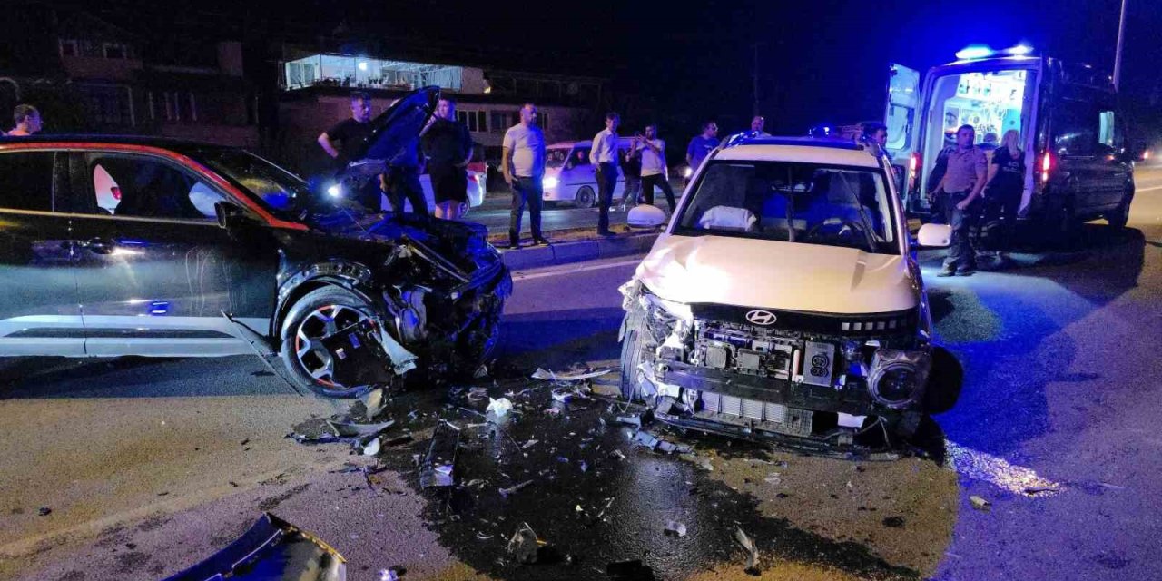 Karşı şeride geçen cip başka bir cipe çarptı: 5 yaralı