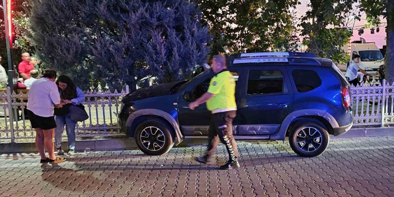 Fenalaşan cip sürücüsü demir korkuluklara çarptı