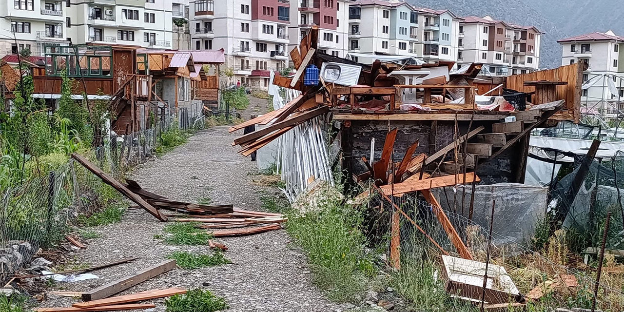 Artvin'de fırtına çatıları uçurdu