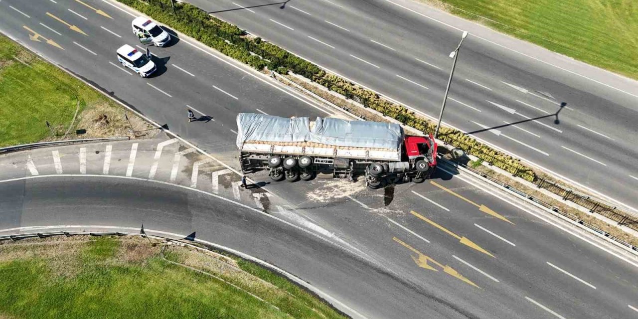 Saman yüklü tır devrildi, sürücü ’hızlıydım’ dedi