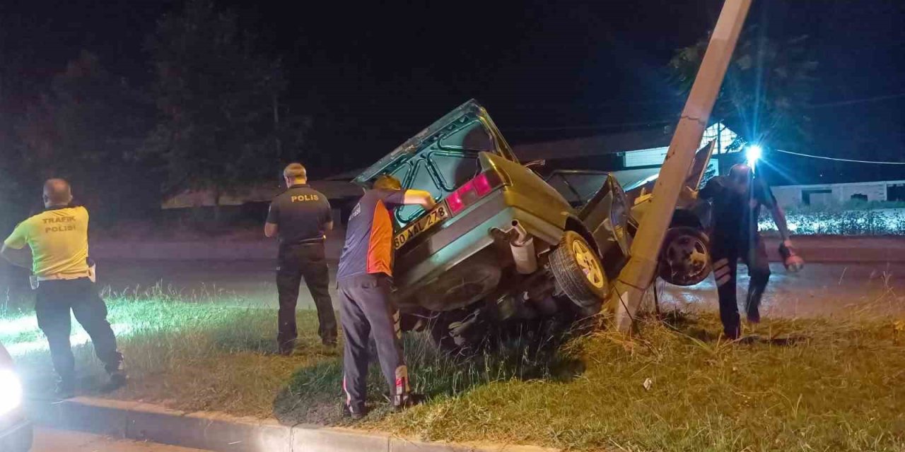Elektrik direğine çarpan Tofaş hurdaya döndü