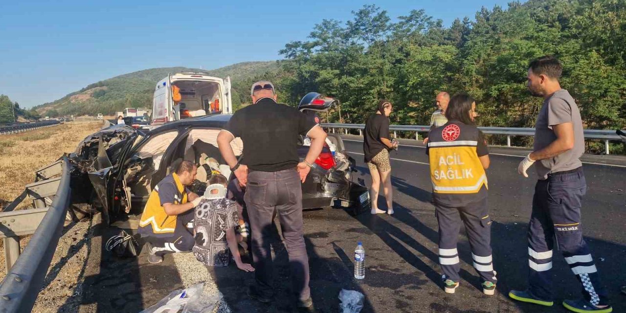 Önce kamyona sonra bariyere çarptı 5 yaralı