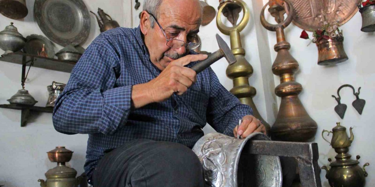 Yarım asırlık usta çekiciyle bakırı işleyerek sanata dönüştürüyor