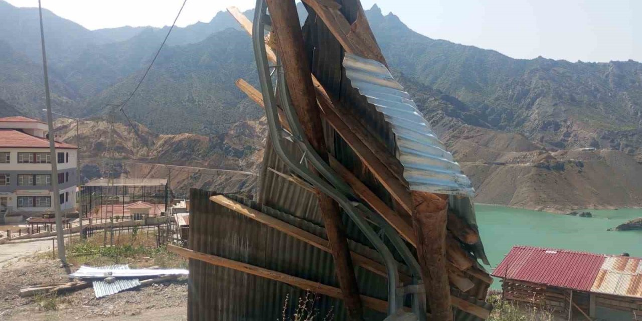 Artvin’de fırtına ve sağanak yağış tahribata yol açtı