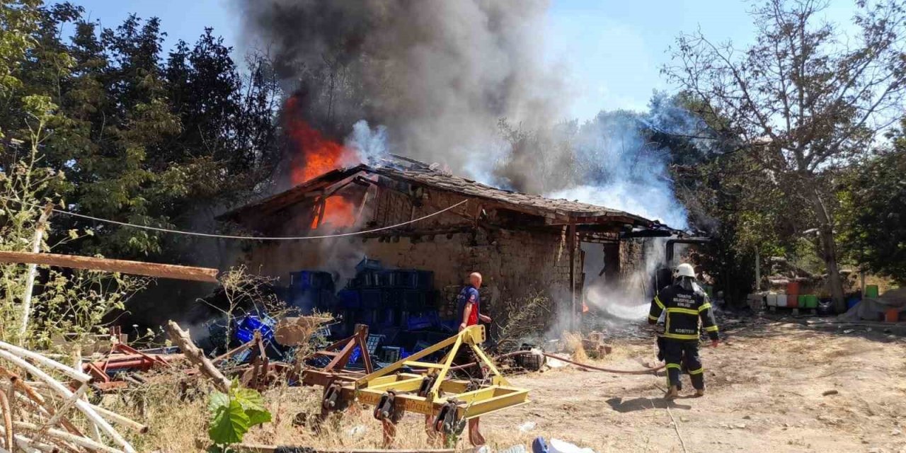 Tokat’ta samanlıkta çıkan yangında çiftçinin emekleri kül oldu
