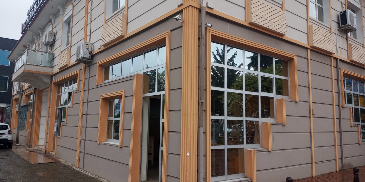 Ölen Köpeğine Müdahale Edilmediği İddiasıyla Belediye Binasının Camlarını Kırdı