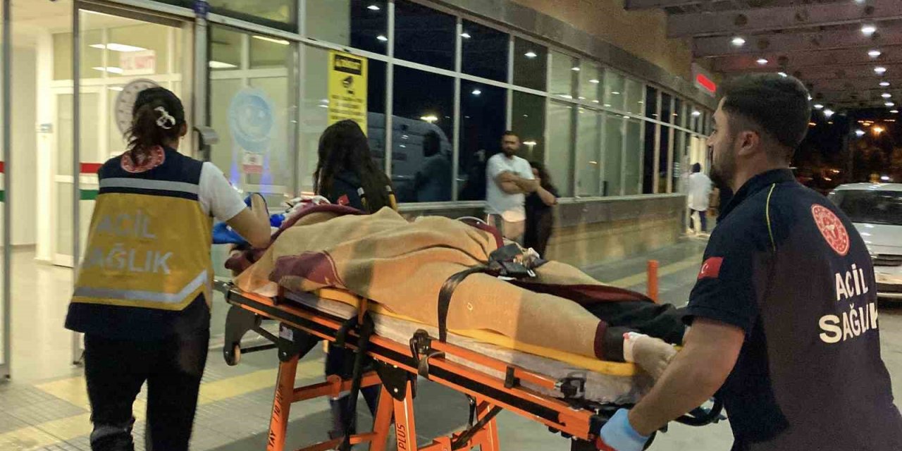 Araç içinde tabanca ateş aldı, bir kişi ağır yaralandı... O anlar kamerada