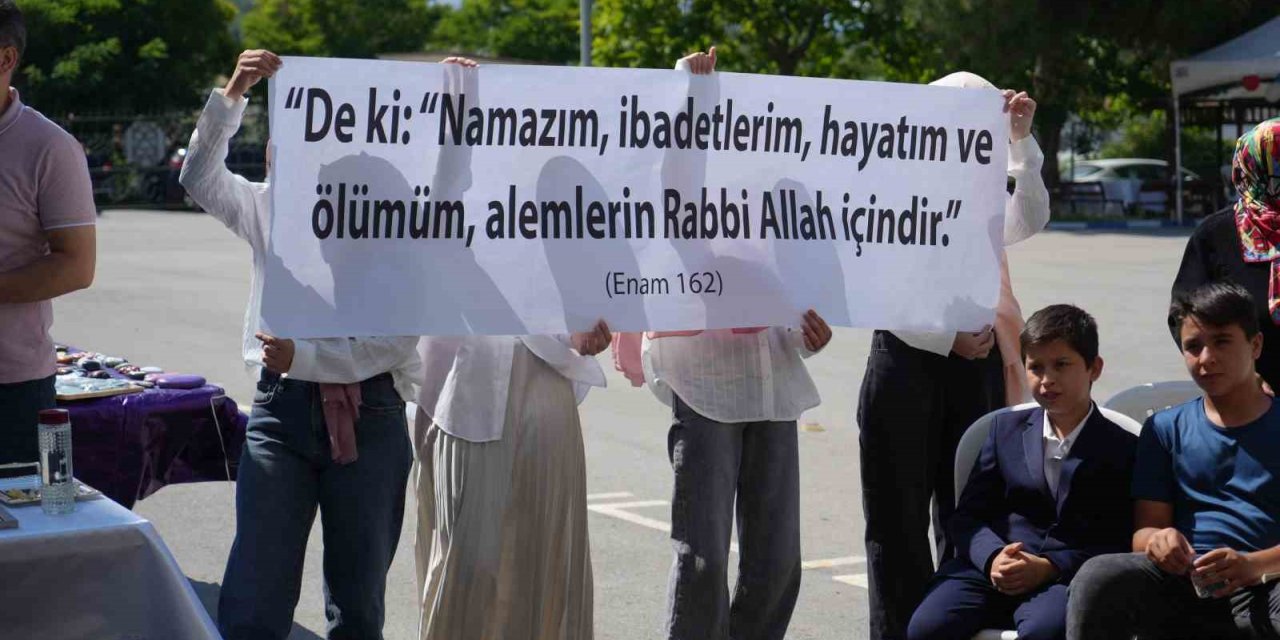 Yatılı yaz Kur’an kursu öğrencilerinden coşkulu final: İTÜ’deki pankartı açtılar