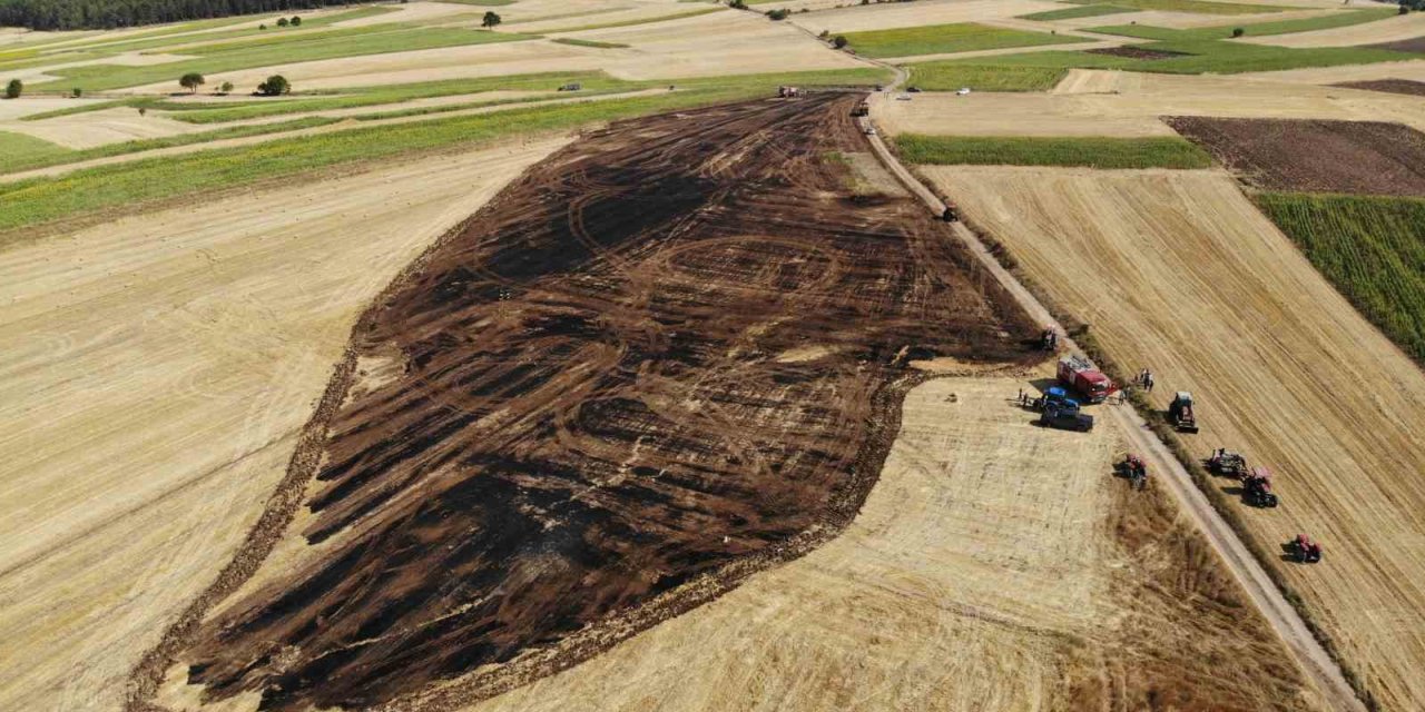 Balya yapan çiftçi anız yangınını fark etti: 5 dekar alan kül oldu