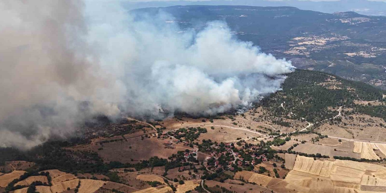 Orman yangınında alevler yerleşim yerlerine doğru ilerliyor