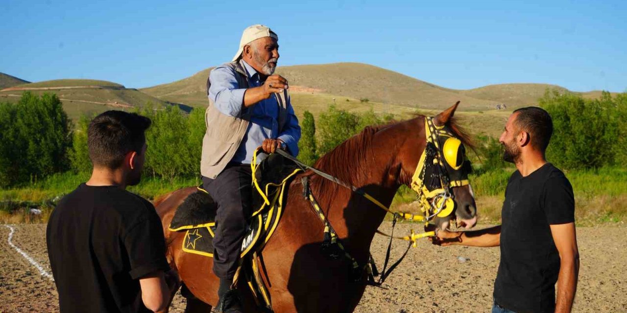 50 yıllık cirit sevdasını üçüncü kuşakta yaşatıyor: 71 yaşındaki usta ciritçi ata sporu ciridi çocuklarına ve torunlarına aktarıyor